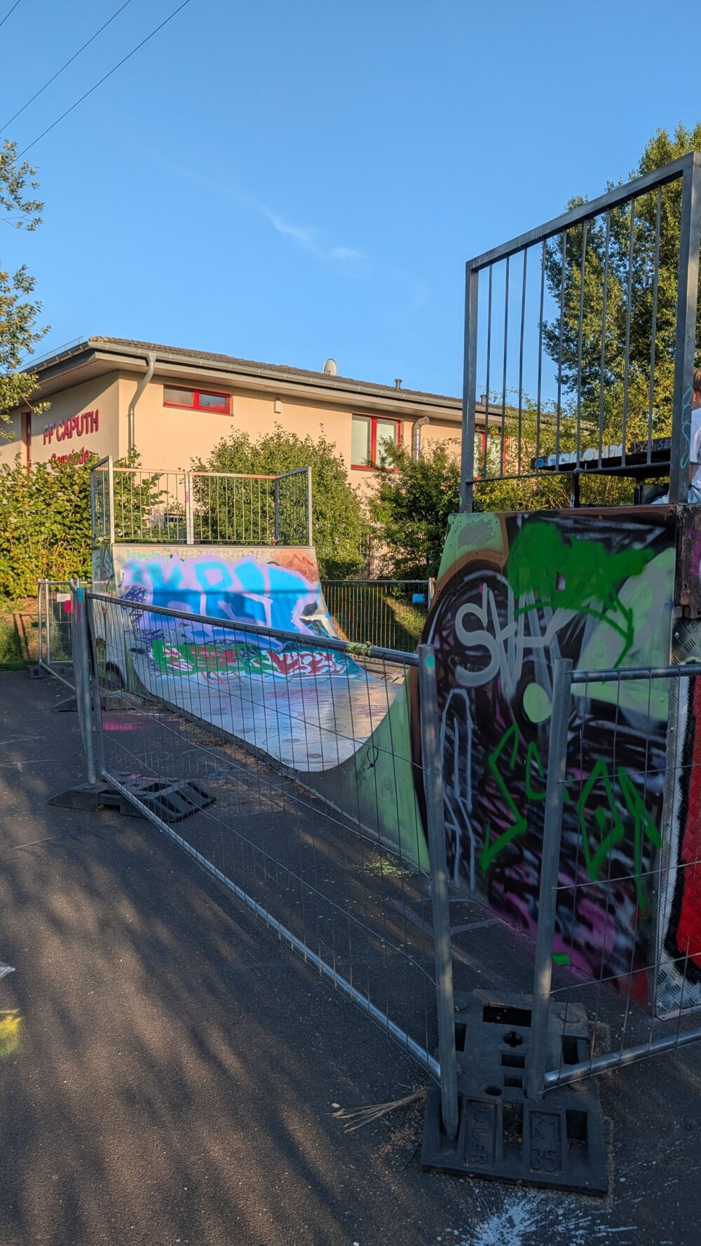 Bild der gesperrten Halfpipe auf dem Skaterpark