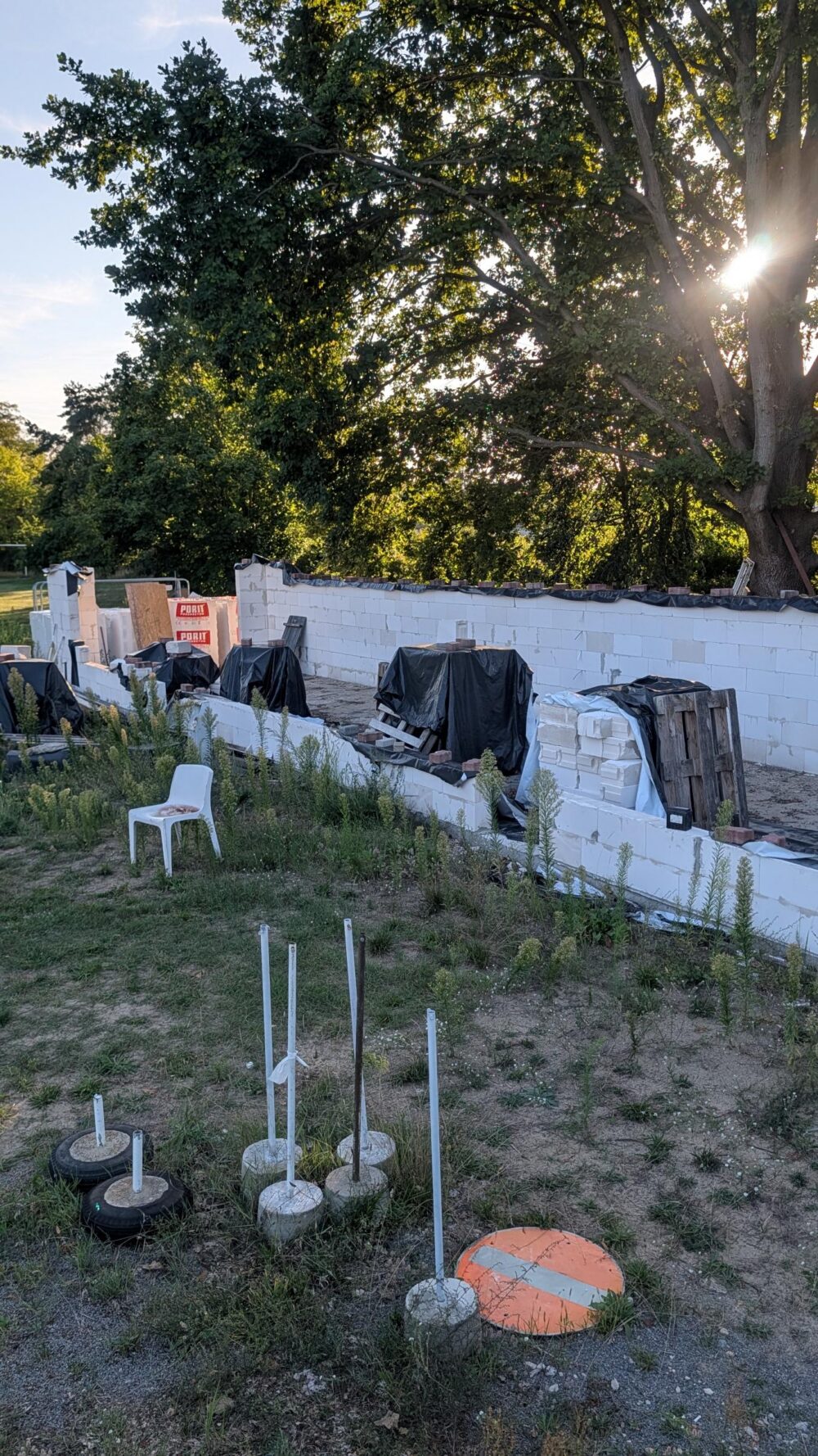 Bild des Geräteschuppenneubaus des CSV mit eingefallener Front