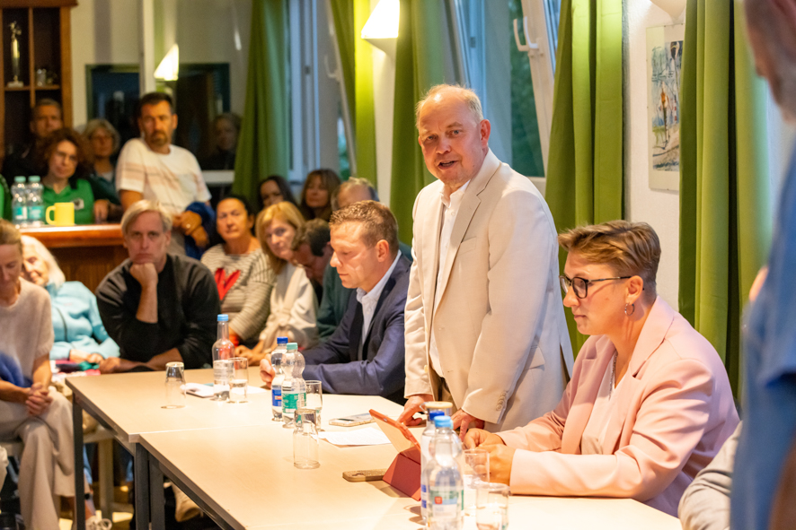 Die Kandidaten stellen sich den Fragen im Caputh SV